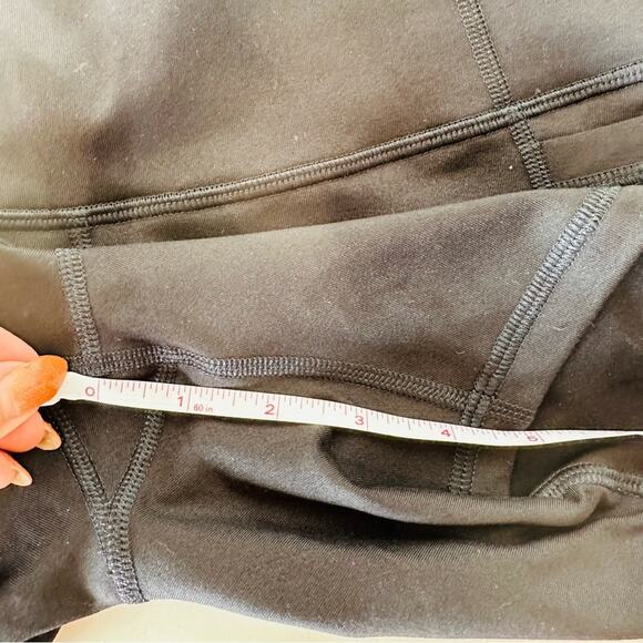 NEW OLD NAVY Black High Rise Waisted Biker Shorts 5" Inseam M Pockets Gym Lounge - Picture 6 of 9